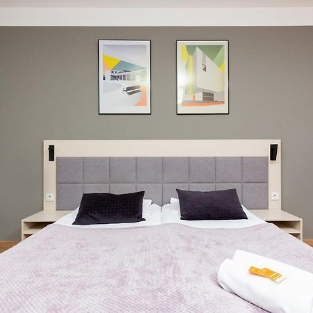 Wolska Residence Apartments With Parking By Noclegi Renters Varsó Kültér fotó